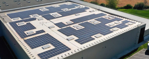 panneaux photovoltaïques sur le toit de l’usine Coca-Cola