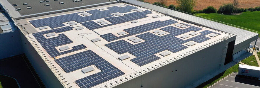 panneaux photovoltaïques sur le toit de l’usine Coca-Cola