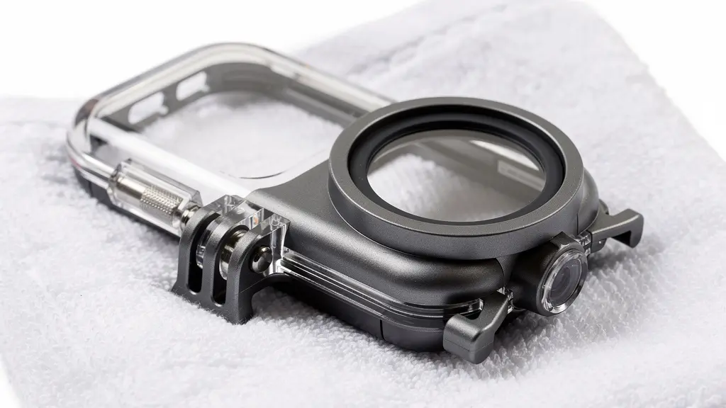 Caisson étanche smartphone ouvert montrant joint torique et système fermeture