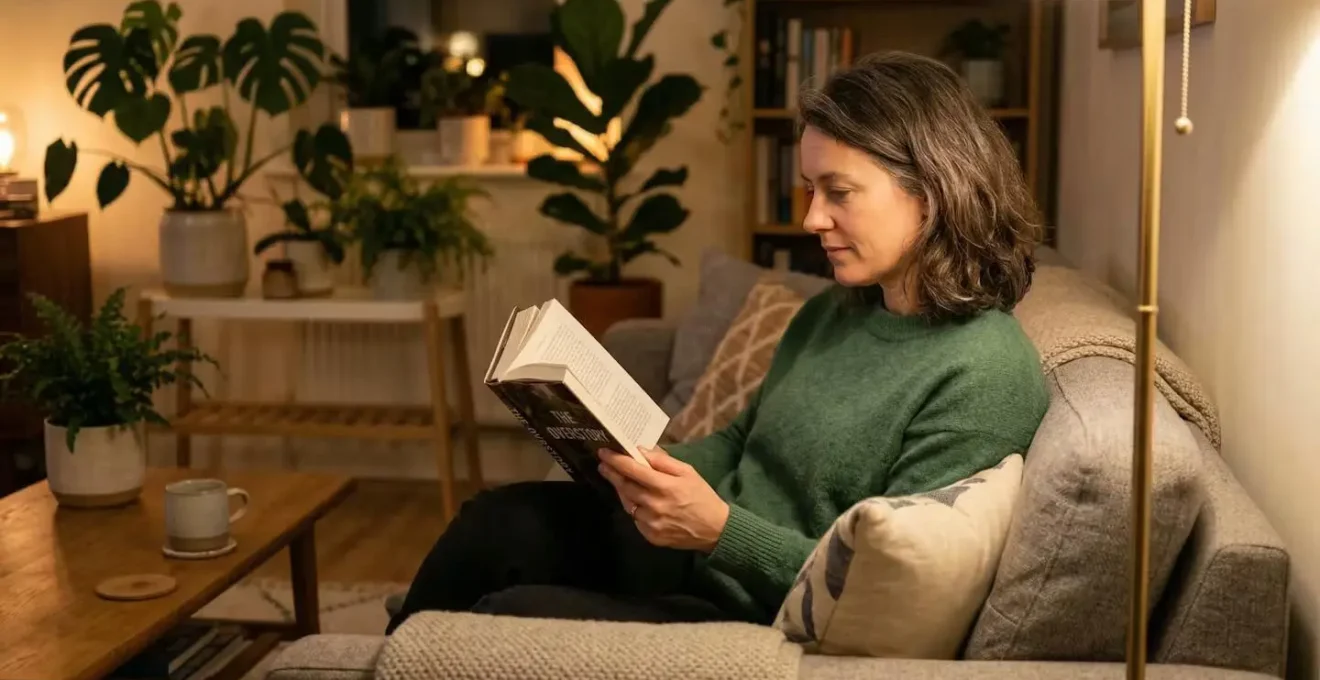 Adulte européen détendu lisant dans un salon moderne, illustrant la clarté mentale T10