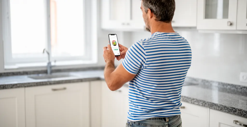 Personne analysant une étiquette de produit cannabinoïde sur smartphone