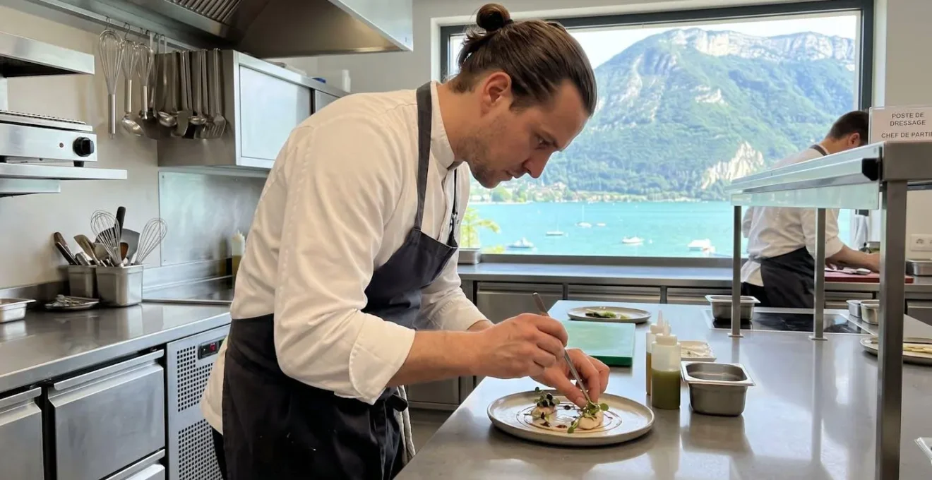 Chef de cuisine moderne vu de profil préparant un plat gastronomique avec geste concentré dans environnement professionnel épuré